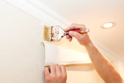 Pose de papier peint à l'Échelle — revêtements muraux et toiles de verre